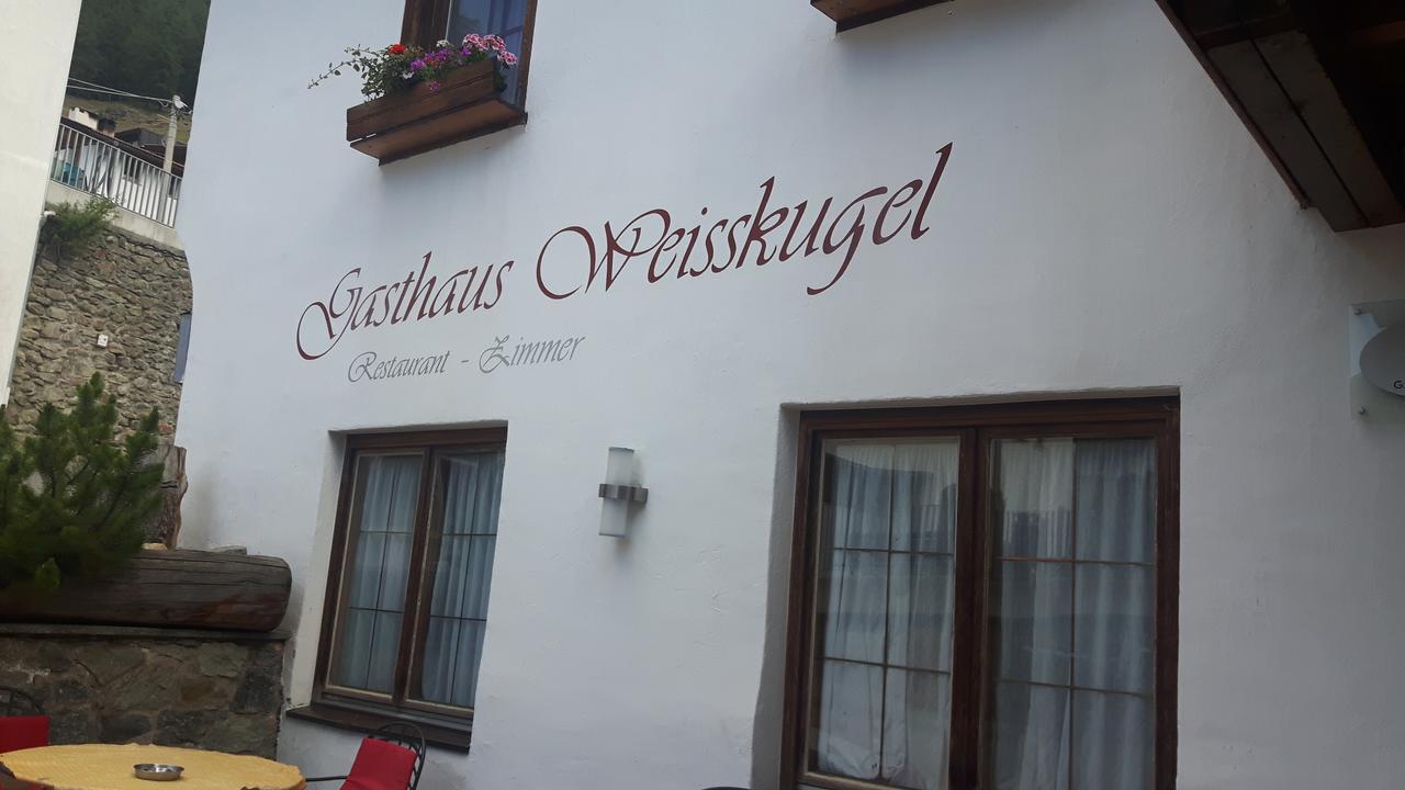 Gasthaus Weisskugel Hotell Malles Venosta Eksteriør bilde