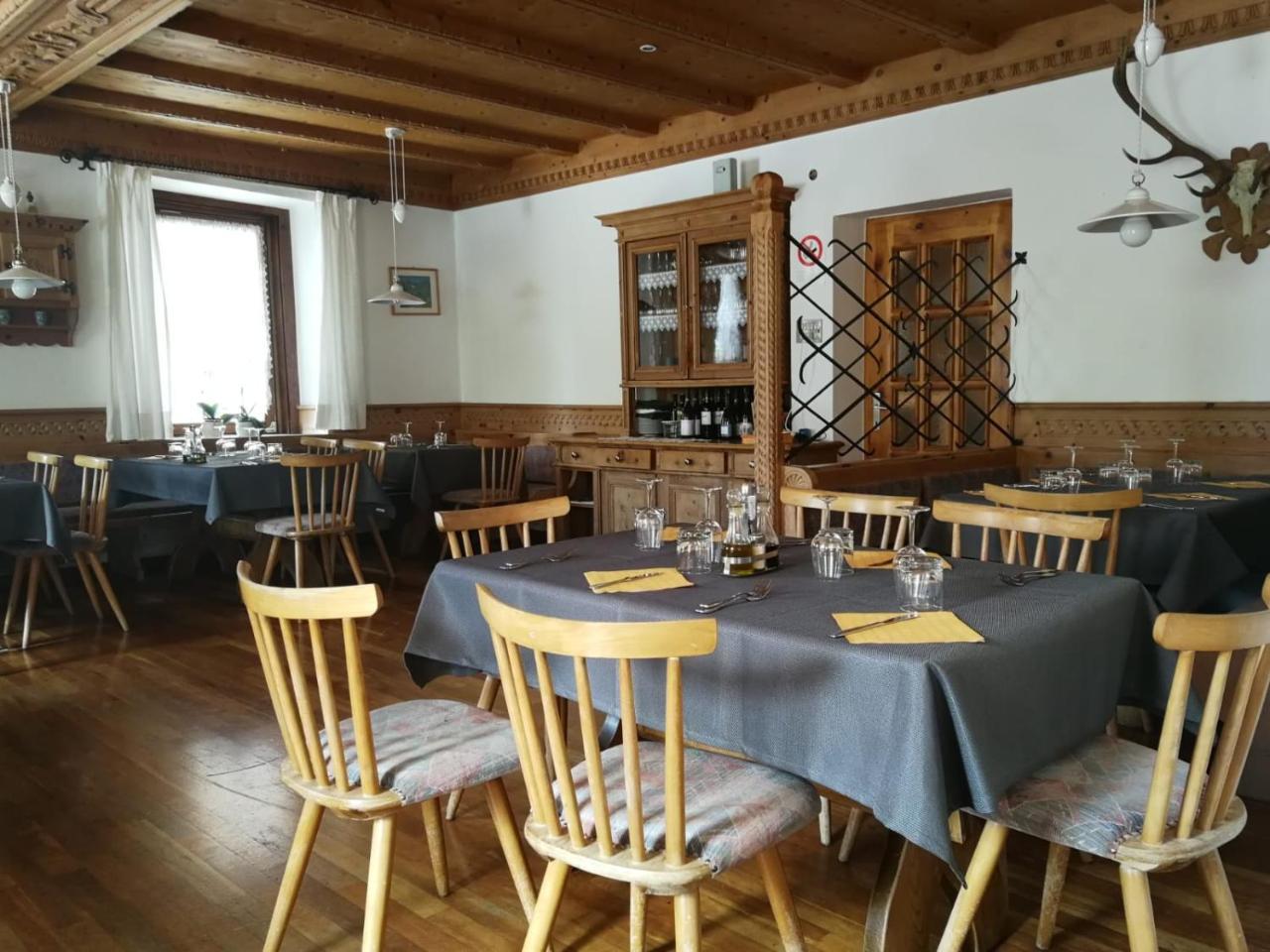 Gasthaus Weisskugel Hotell Malles Venosta Eksteriør bilde
