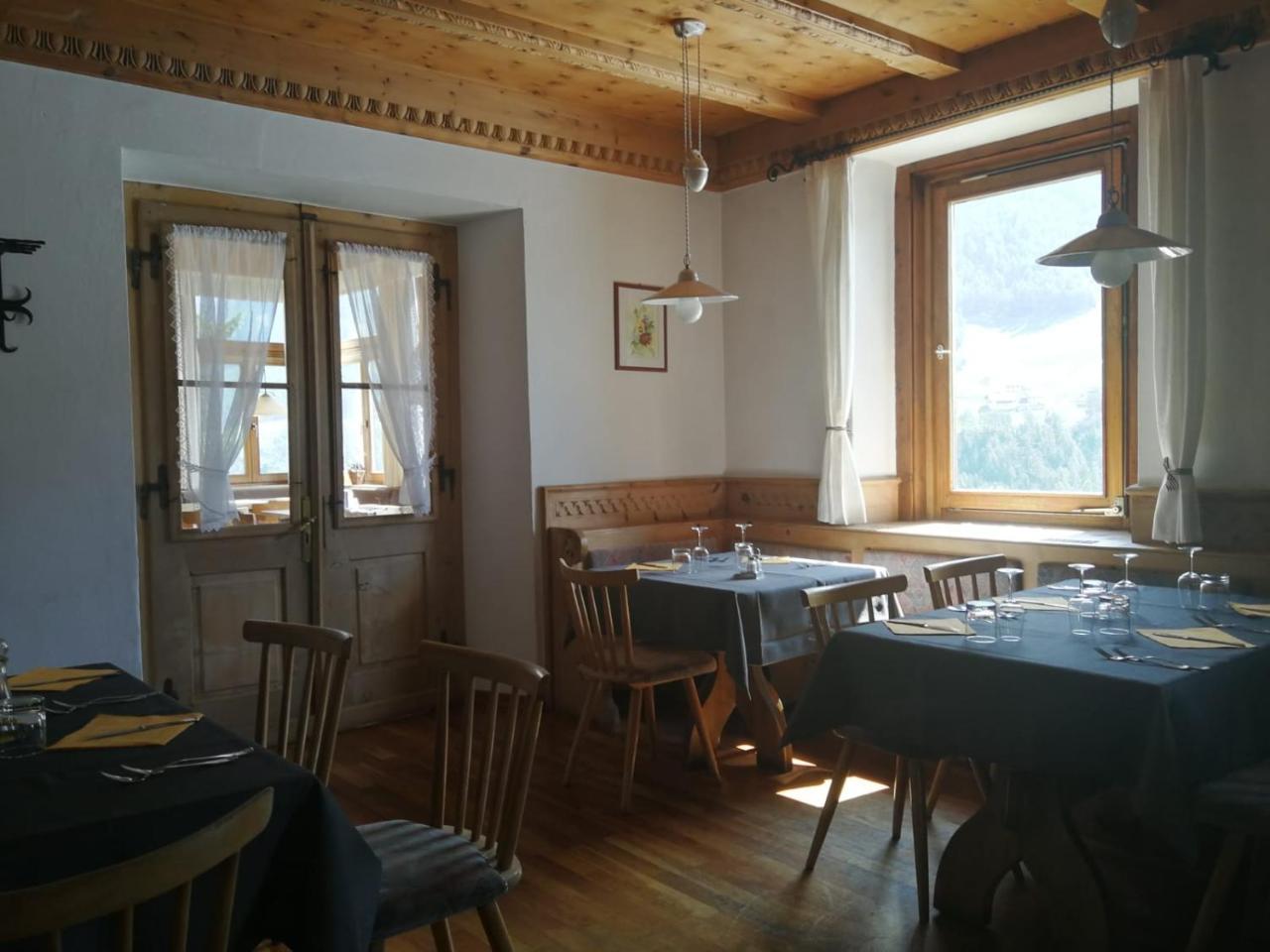 Gasthaus Weisskugel Hotell Malles Venosta Eksteriør bilde