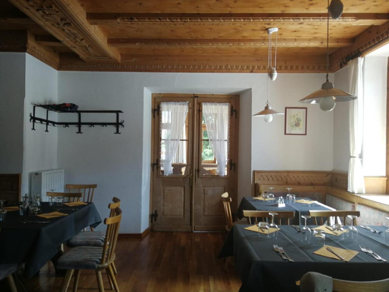 Gasthaus Weisskugel Hotell Malles Venosta Eksteriør bilde