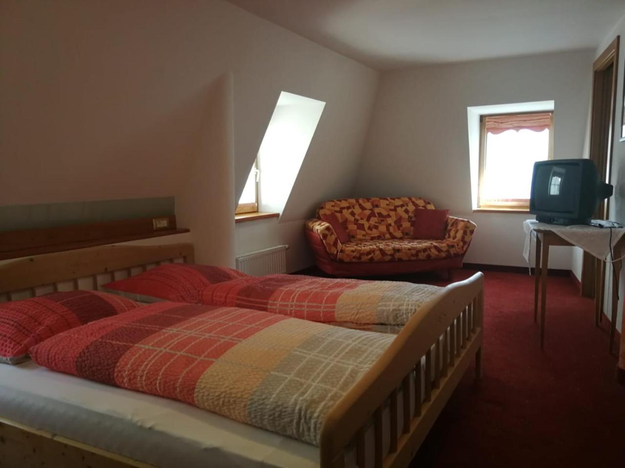 Gasthaus Weisskugel Hotell Malles Venosta Eksteriør bilde