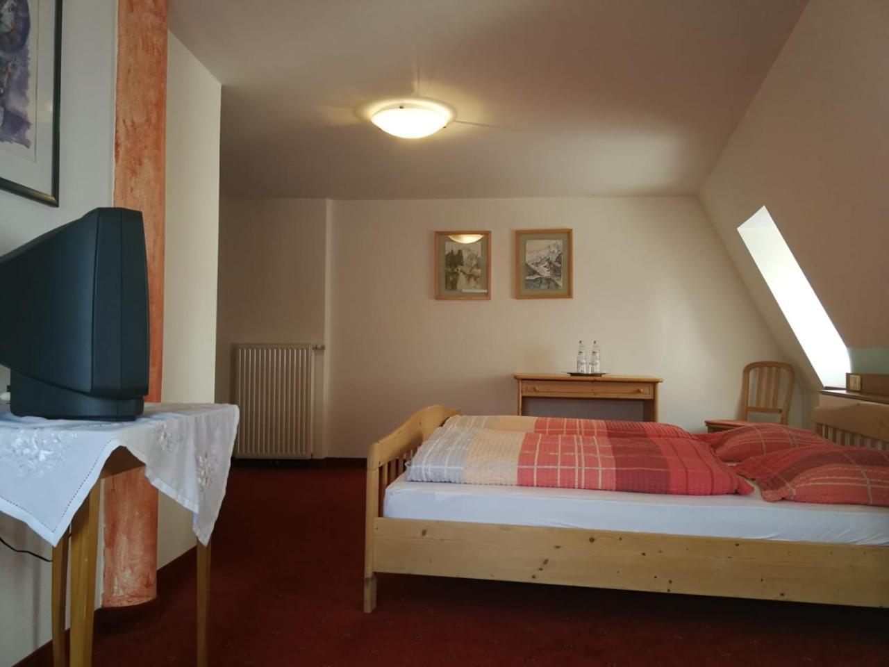 Gasthaus Weisskugel Hotell Malles Venosta Eksteriør bilde