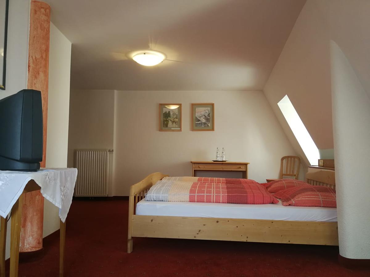 Gasthaus Weisskugel Hotell Malles Venosta Eksteriør bilde