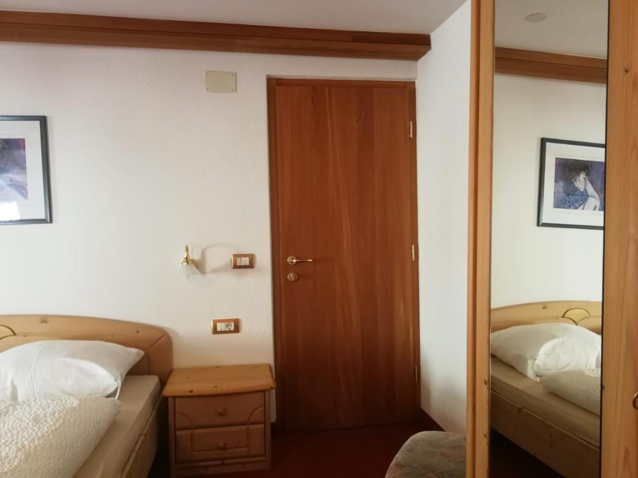 Gasthaus Weisskugel Hotell Malles Venosta Eksteriør bilde