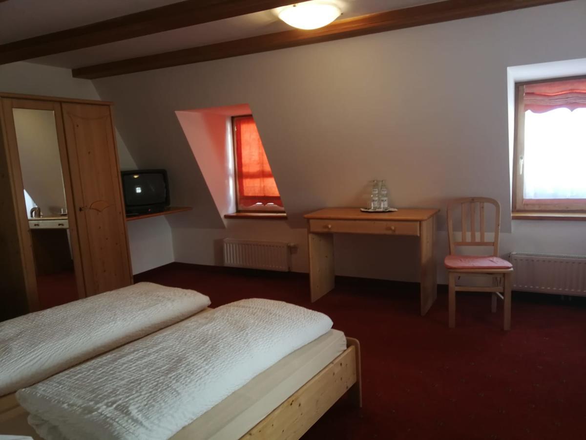 Gasthaus Weisskugel Hotell Malles Venosta Eksteriør bilde