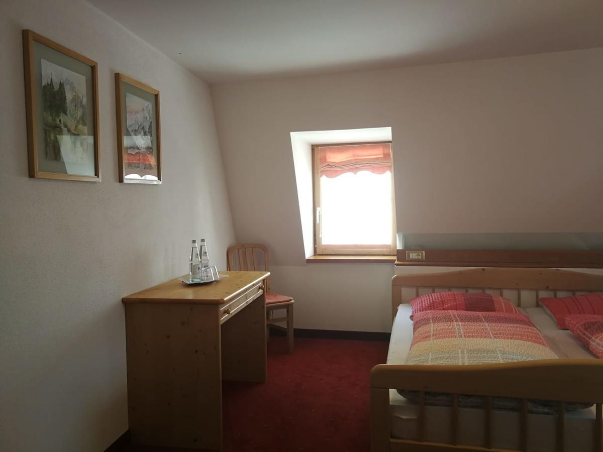 Gasthaus Weisskugel Hotell Malles Venosta Eksteriør bilde