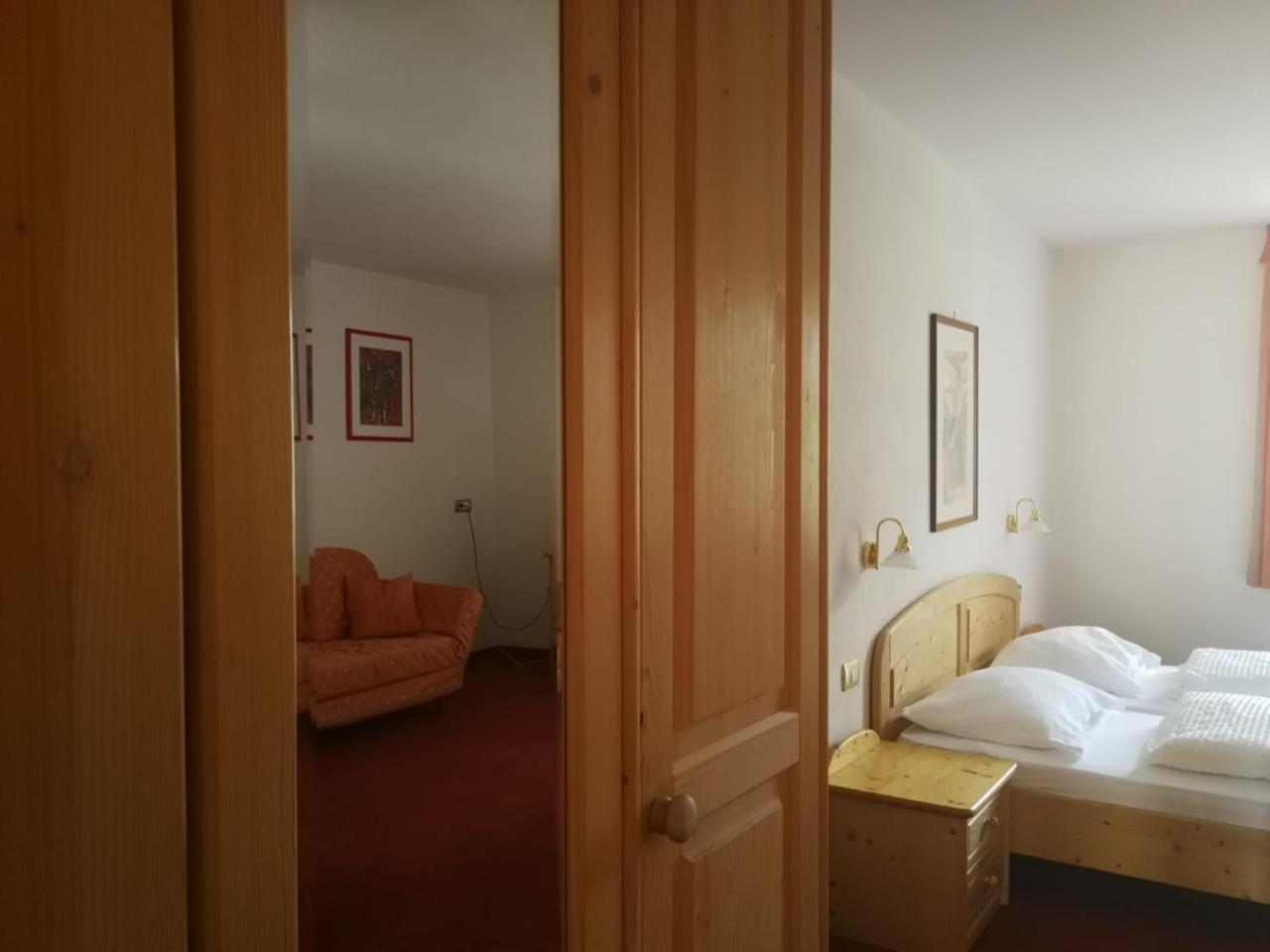 Gasthaus Weisskugel Hotell Malles Venosta Eksteriør bilde