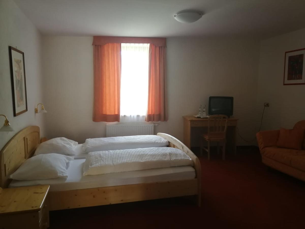 Gasthaus Weisskugel Hotell Malles Venosta Eksteriør bilde