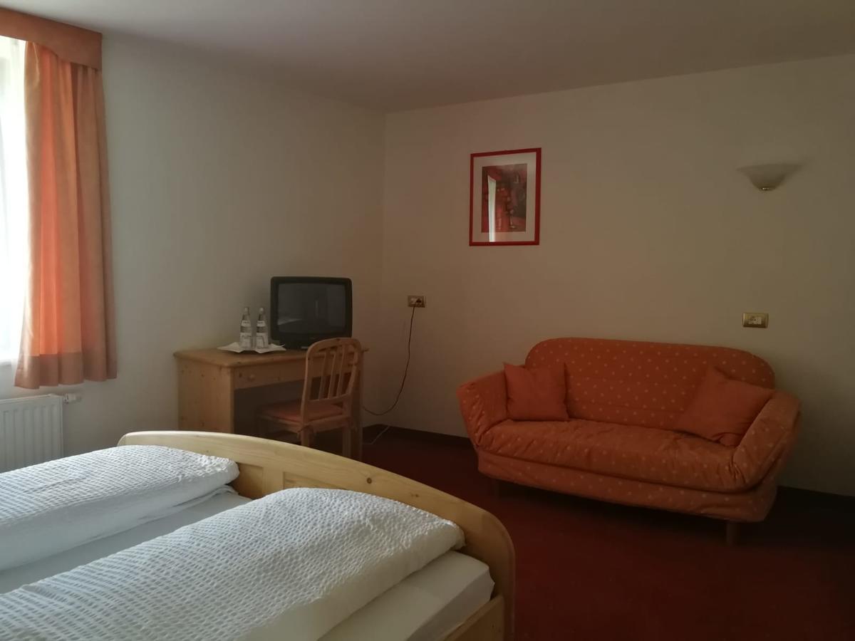 Gasthaus Weisskugel Hotell Malles Venosta Eksteriør bilde