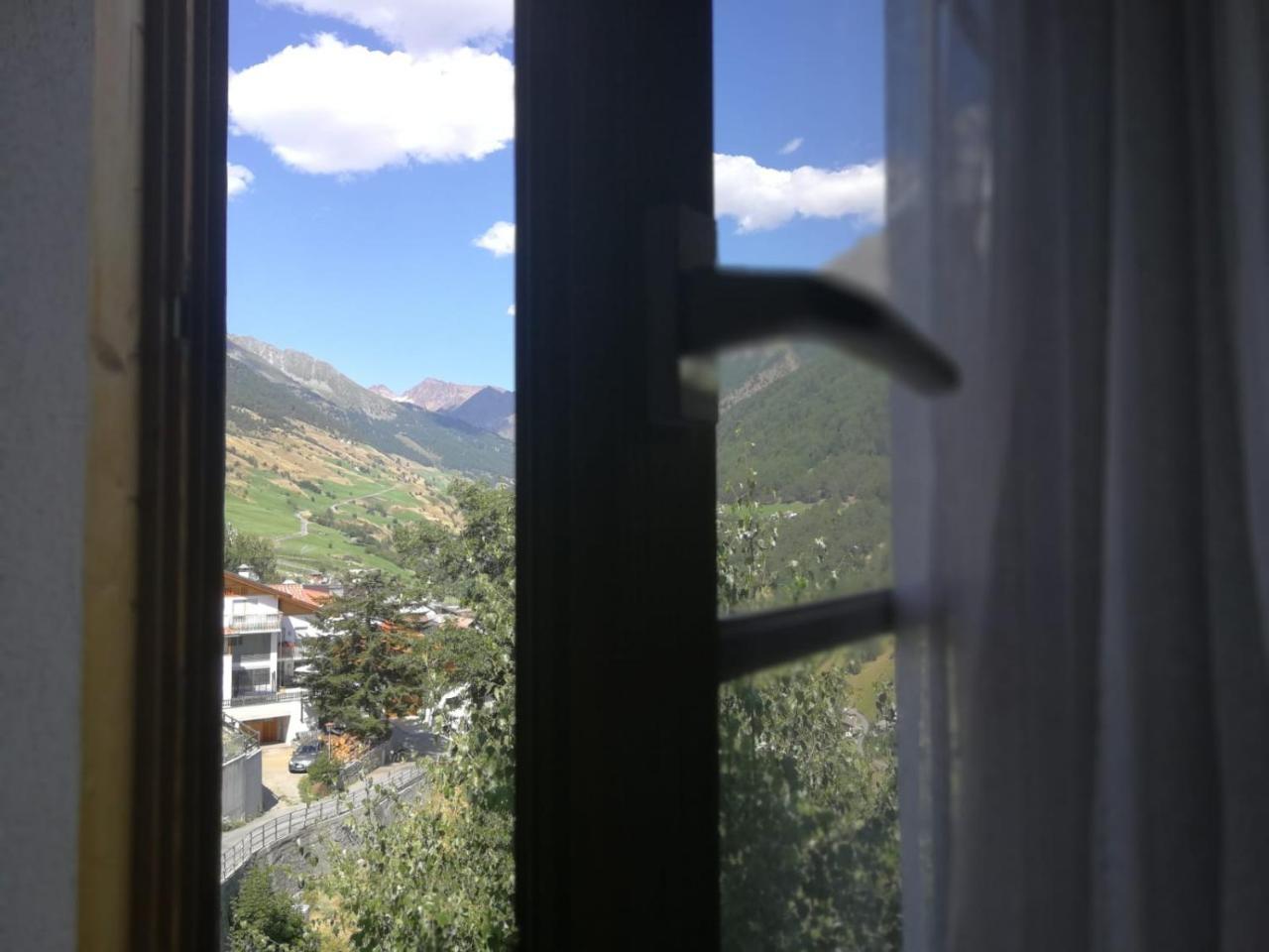 Gasthaus Weisskugel Hotell Malles Venosta Eksteriør bilde