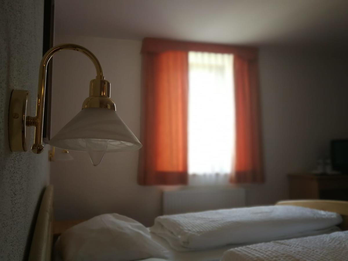 Gasthaus Weisskugel Hotell Malles Venosta Eksteriør bilde